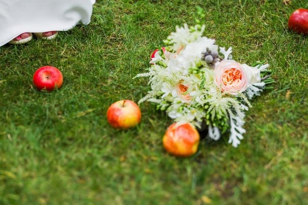 букет невесты с персиковыми розами 