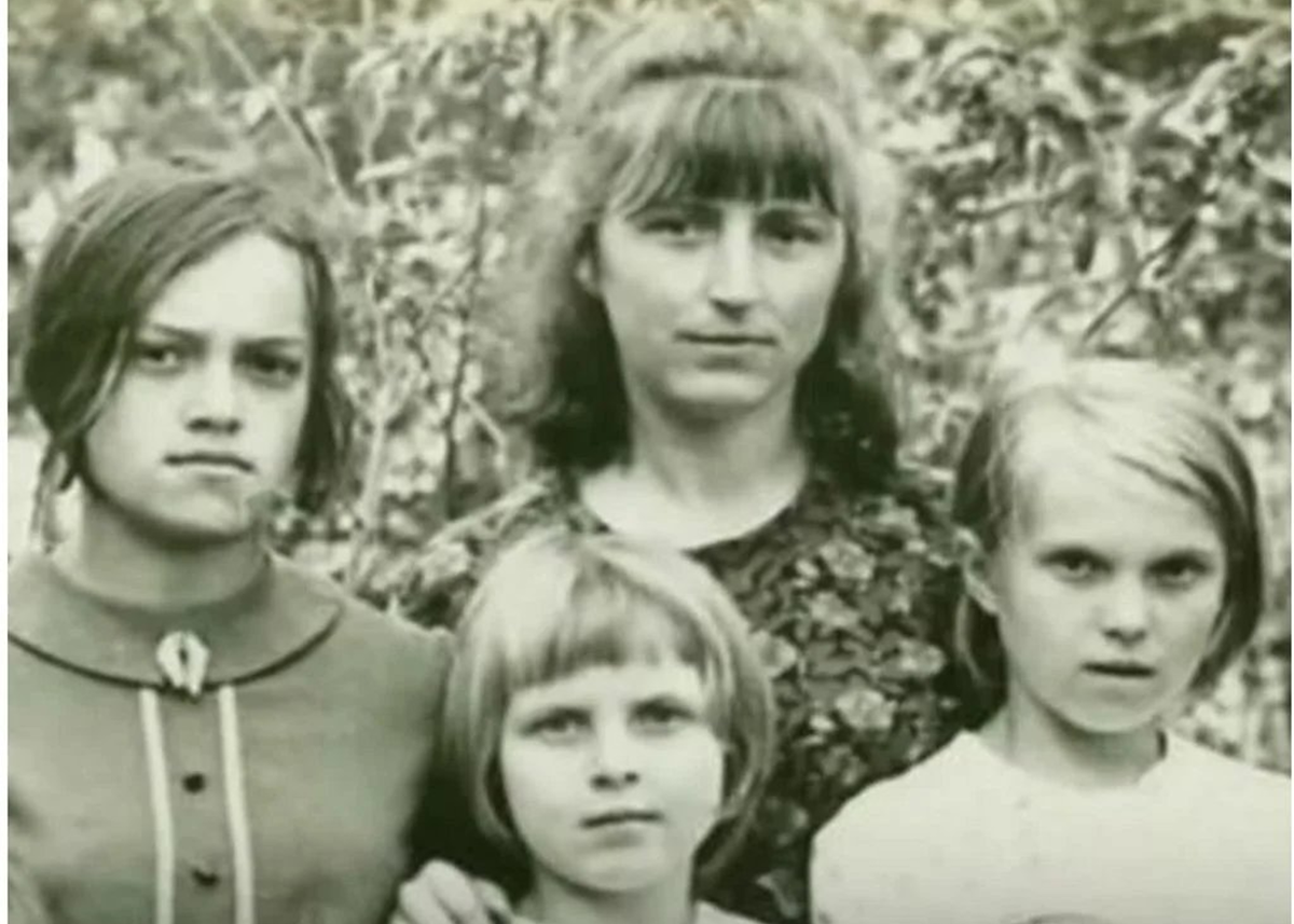 Надежда Кадышева со своими сестрами.( Надя первая слева)