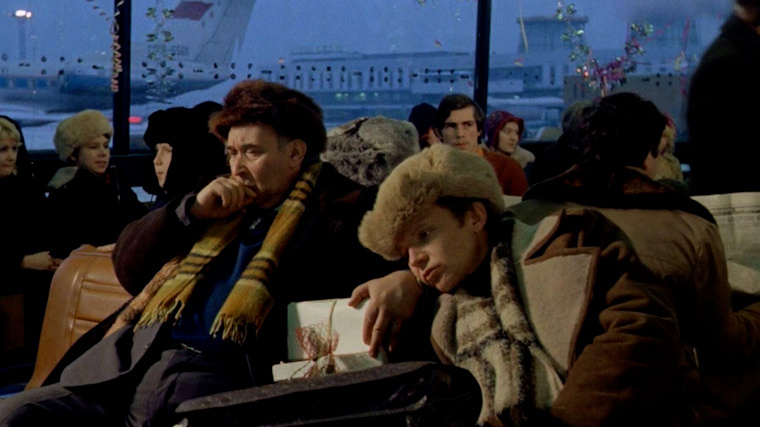    Готлиб Ронинсон и Андрей Мягков. Кадр из фильма: «Ирония судьбы, или С легким паром!», реж. Эльдар Рязанов, 1975 г.