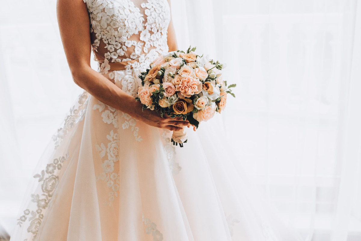 букет невесты с розами капучино