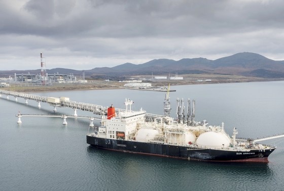    «Сахалин-2» в порту Пригородное, Россия