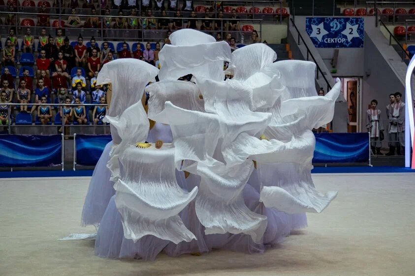 



📷



📷



📷


Как рассказала «КИ» заместитель директора Гродненской специализированной детско-юношеской школы олимпийского резерва №3 Юлия Касьян, юные белорусские гимнастки не раз становились победителями и призерами республиканских соревнований. Однако в выступлениях за пределами страны участвуют впервые.В Краснодар из города-побратима приехали шесть спортсменок. Самой младшей, Еве Жуковой, 9 лет, а старшей (мастеру спорта Республики Беларусь) Александре Валько –14.
Я в первый раз на таких соревнованиях, которые проходят за границей. Все это очень интересно. Я даже успела посмотреть город Краснодар. Тут красиво, мне он понравился,–  поделилась юная мастер спорта.