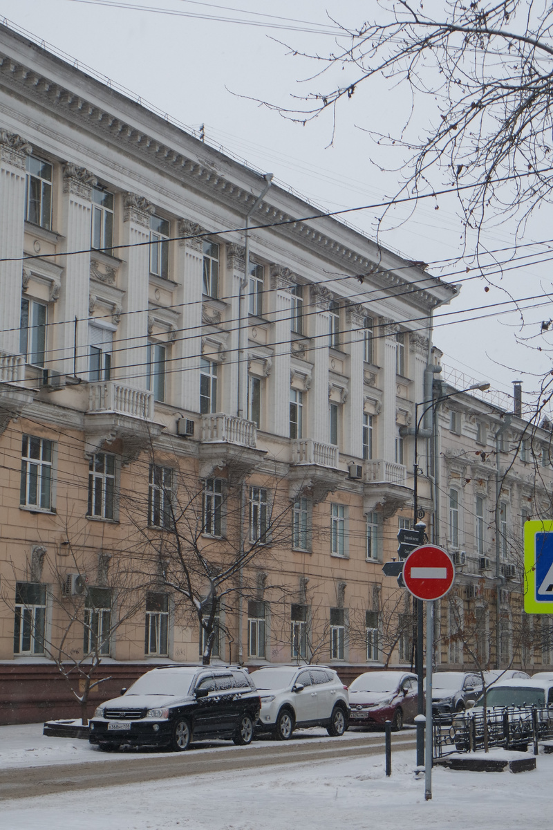 здание больницы: та часть, которая по улице Сухэ-Батора