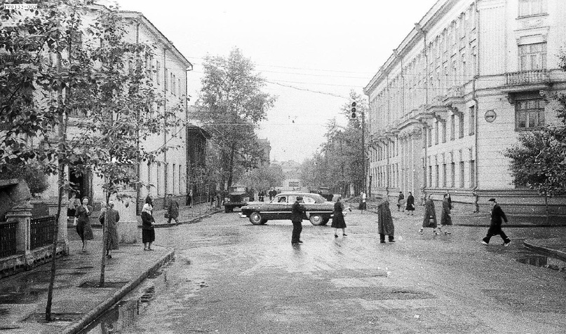 обратите внимание, какой интересный деревянный домик на месте нынешнего Ростелекома!..