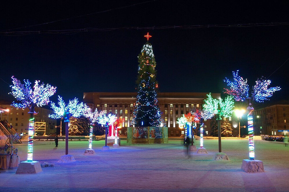 Традиционно яркие новогодние украшения в Кирове можно увидеть на Театральной площади, в центре города. Фото: Михаил С. / Яндекс Карты