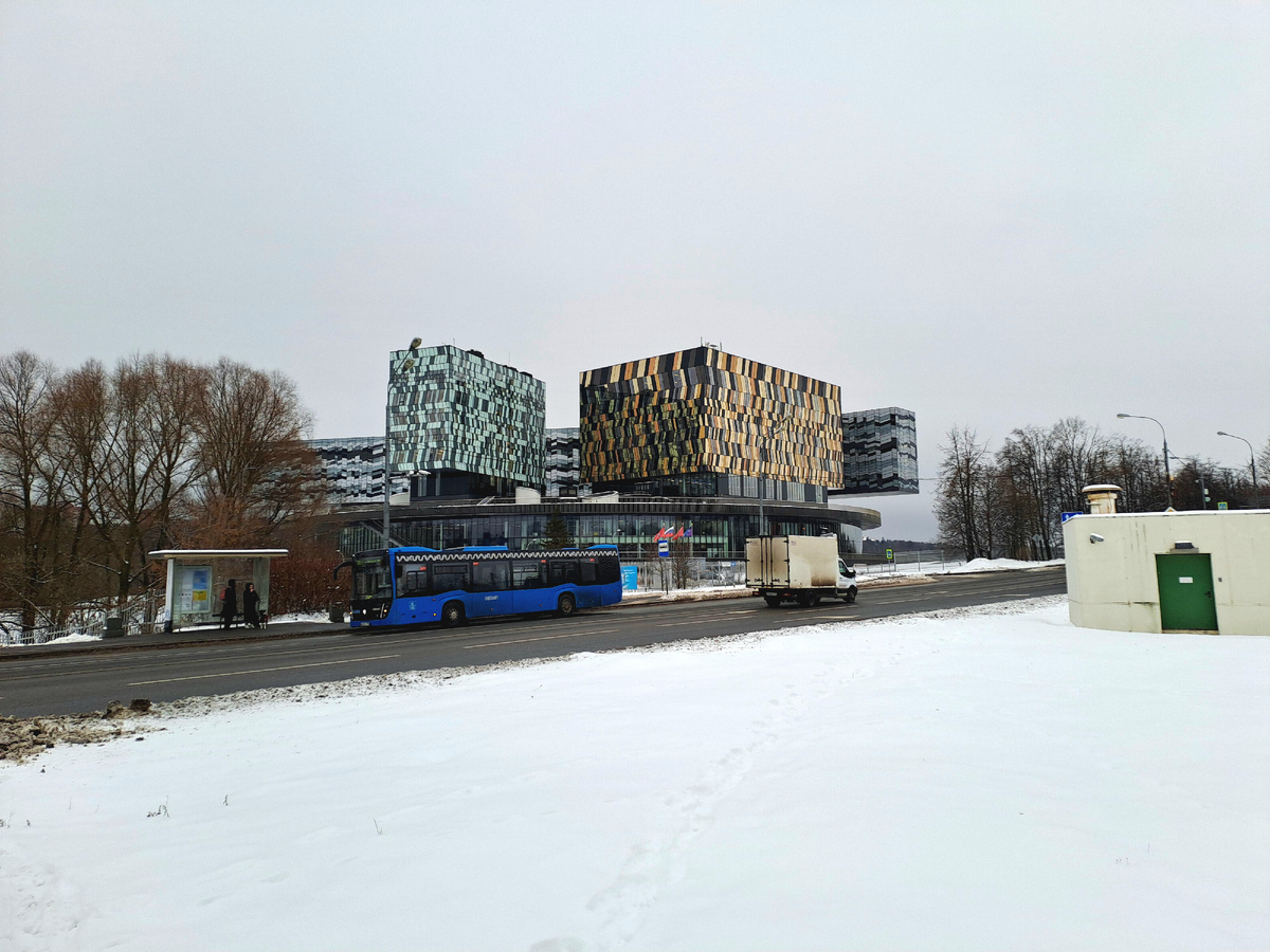 Это на пути к адресу. Цветные дома и есть сколковские.