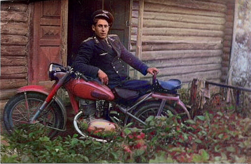 Милиционеры тоже передвигались на мотоциклах.