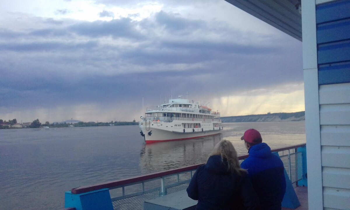 Где-то вдали идет дождь.