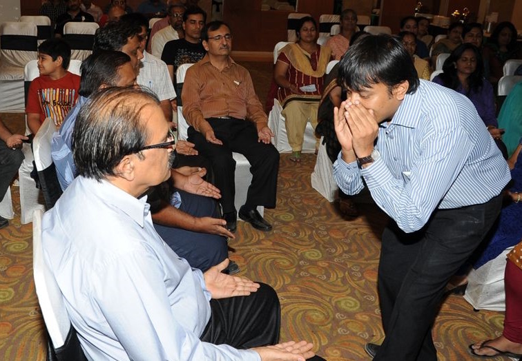 Джигар Шах утверждает, что лечит голосом. (Фото: 1.bp.blogspot.com).