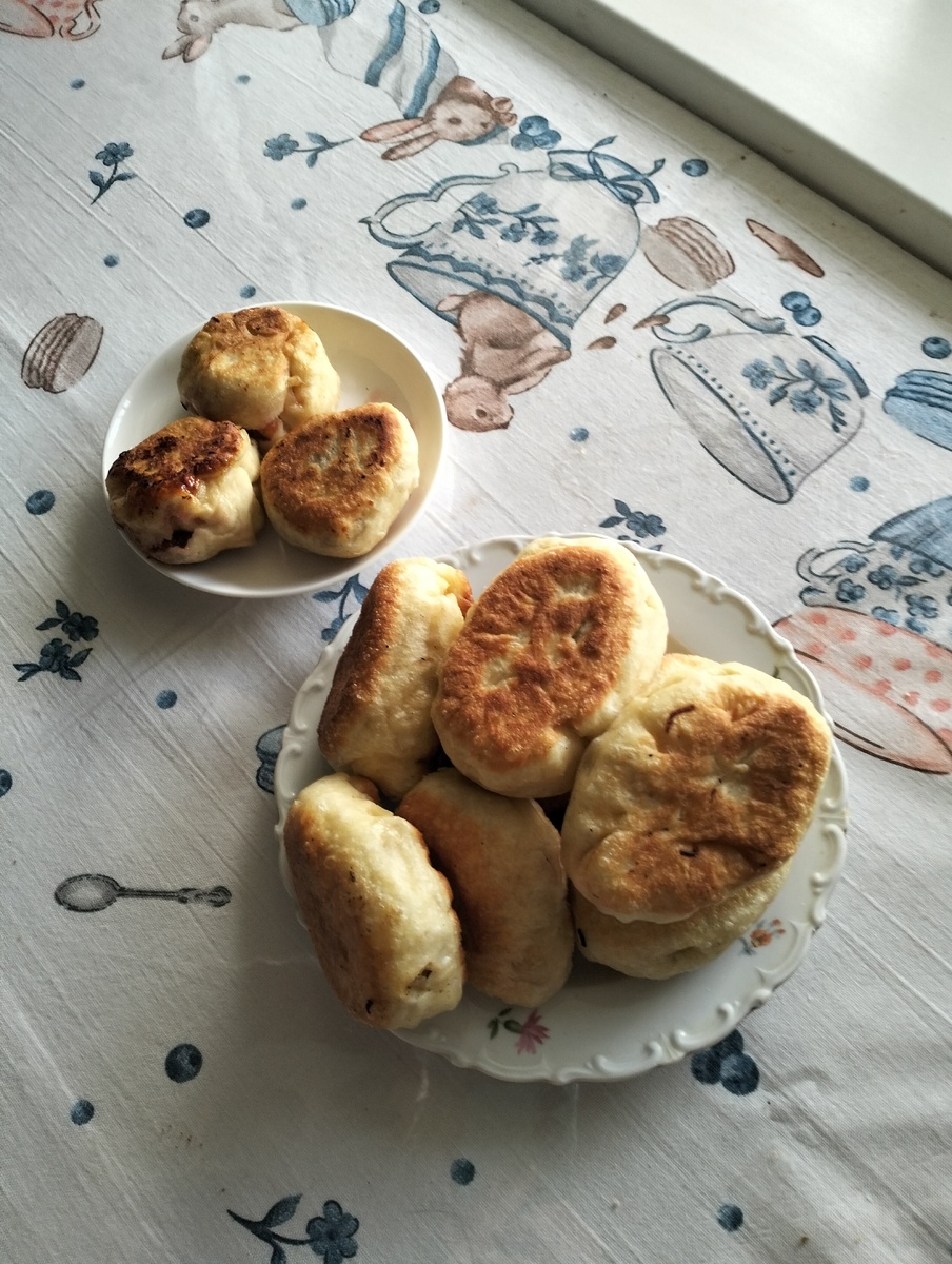 Маленькие сповидлом. побольше с капустой. Фото автора