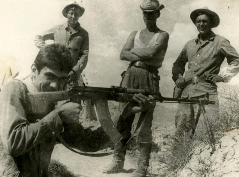 Ефрейтор ПВ КГБ СССР И. Шигабутдинов с РПК. ДРА, 1983 год