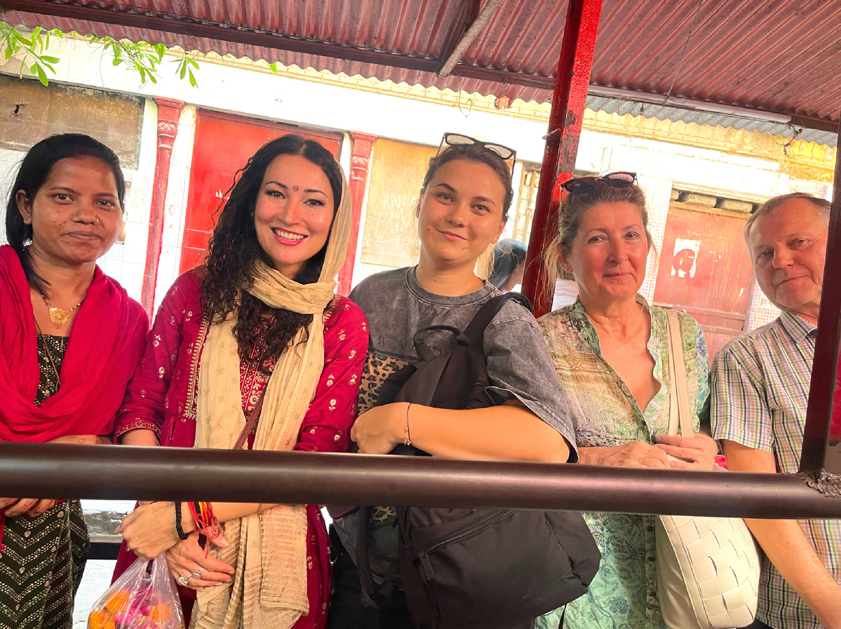 Стоим в очереди получить даршан Богини Кали