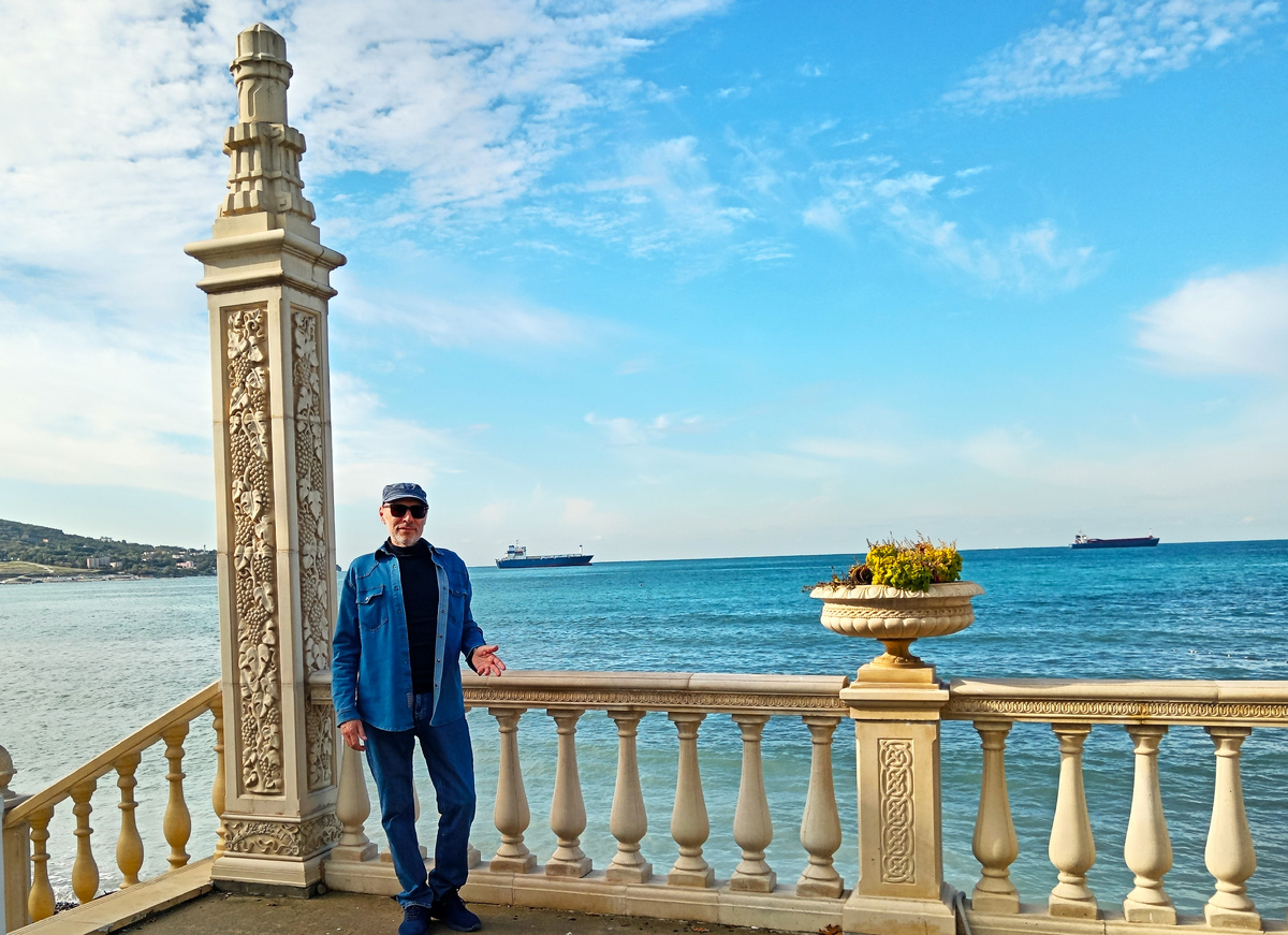 Чёрное море, Кабардинка, набережная. Михаил Лекс — автор рассказа и канала. Листайте вправо