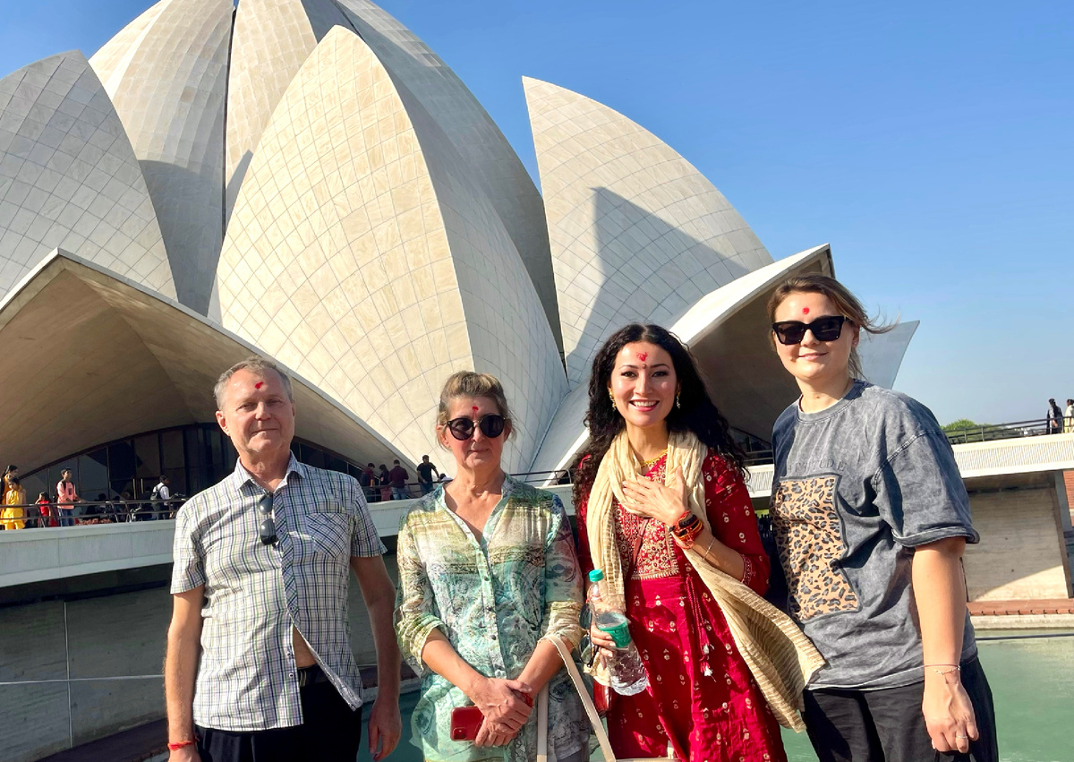 У храма Лотоса в Дели