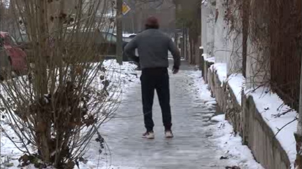    Коммунальные службы наводят порядок на улицах Курска – с переменным успехом