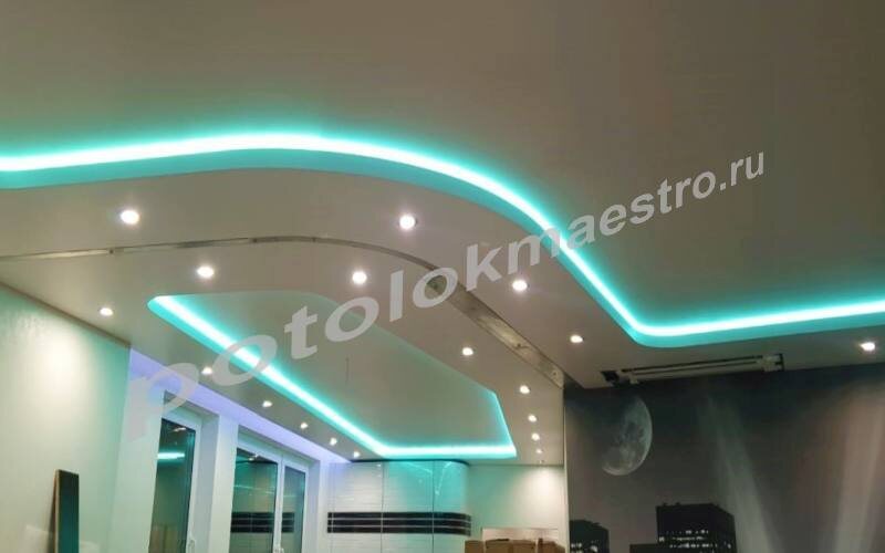 Матовый натяжной потолок с подсветкой
