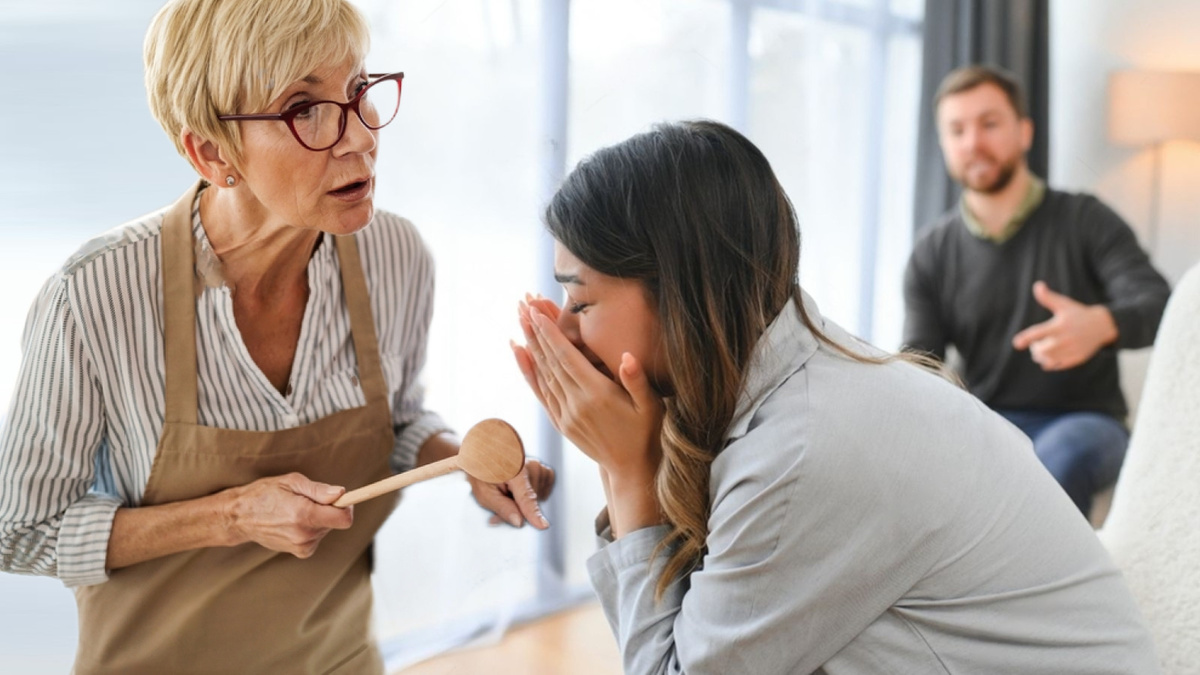 Стыдно за мать