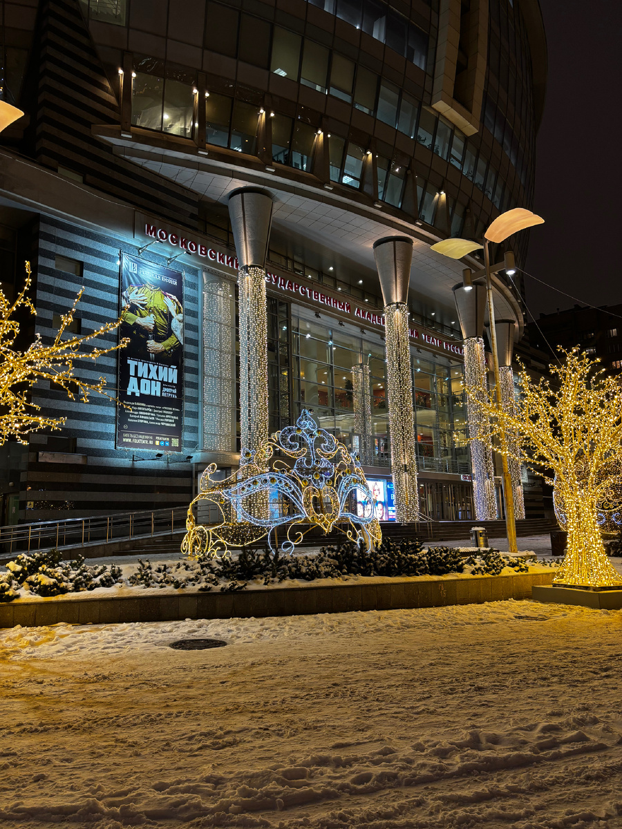 Возле театра Надежды Бабкиной. Все фото автора