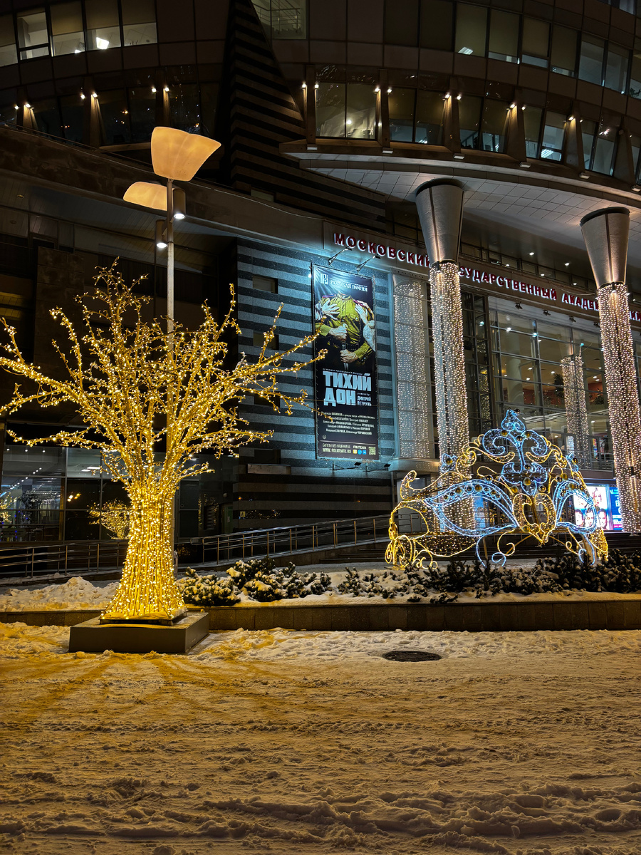 В том году такие украшения стояли до мая месяца