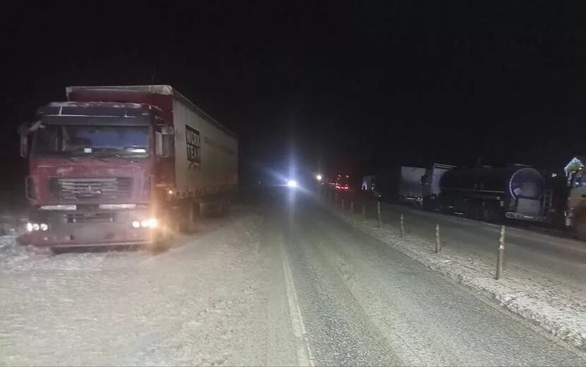    Пенсионер погиб под колесами двух грузовиков в Удмуртии