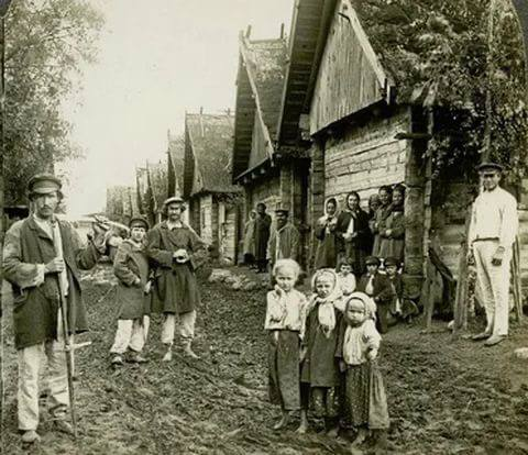 Фото старой деревни с местными жителями