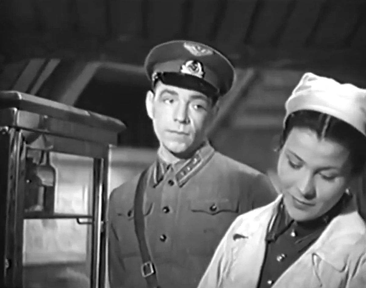 Кадр из кинофильма "Небо Москвы", 1944 г., режиссер Юлий Райзман, сценаристы Михаил Блейман, Мануэль Большинцов (скриншот) 