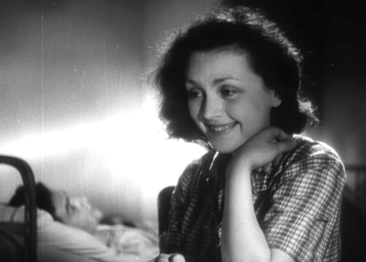 Кадр из кинофильма "Машенька", 1942 г., режиссер Юлий Райзман, сценаристы Евгений Габрилович, Сергей Ермолинский, композитор Борис Вольский (скриншот) 