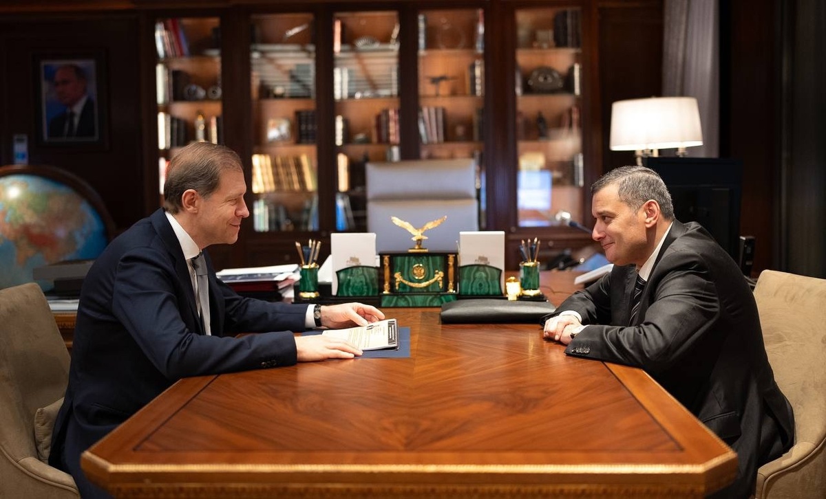    Денис Мантуров провел встречу с врио губернатора Курской области Александром Хинштейном