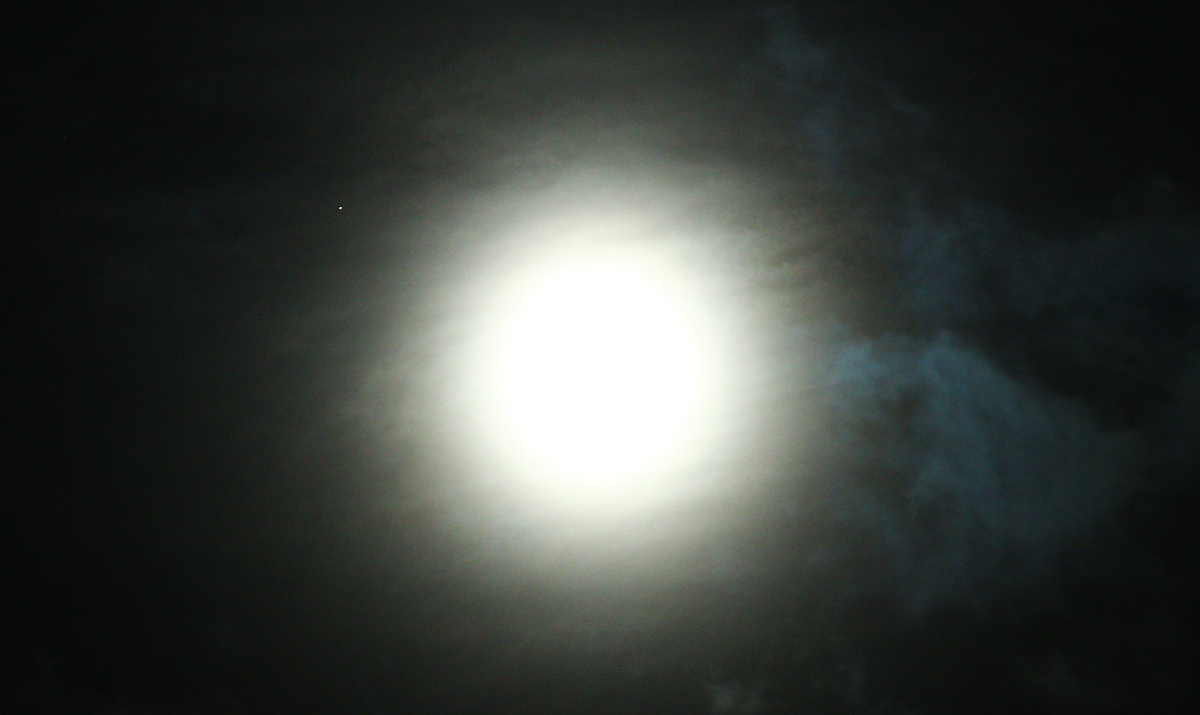 Октябрьское полнолуние во всей красе, у Луны виден Сатурн, фото автора