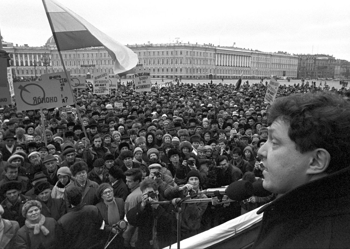Митинг против войны в Чечне на Дворцовой площади в Санкт-Петербурге, организованный "Яблоком". Выступает Григорий Явлинский. Март 1996 года