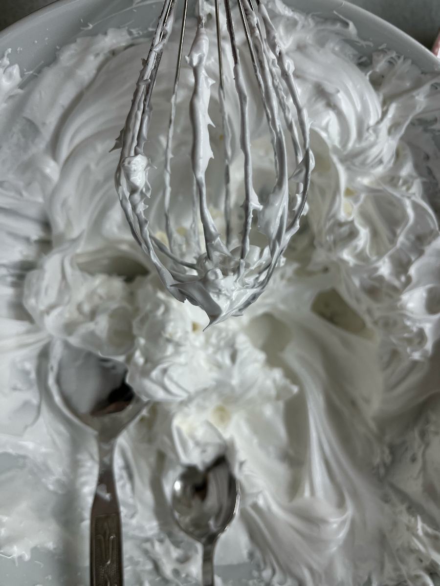 Заготовка для безе должна получиться густой