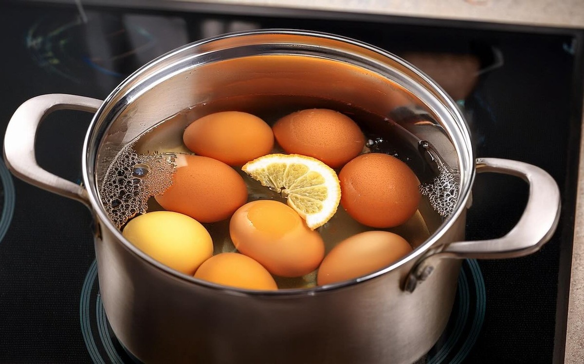 Зачем при варке яиц хитрые хозяйки бросают в кастрюлю дольку лимона: способ сэкономит вам время / Фото: Pogovorim.by