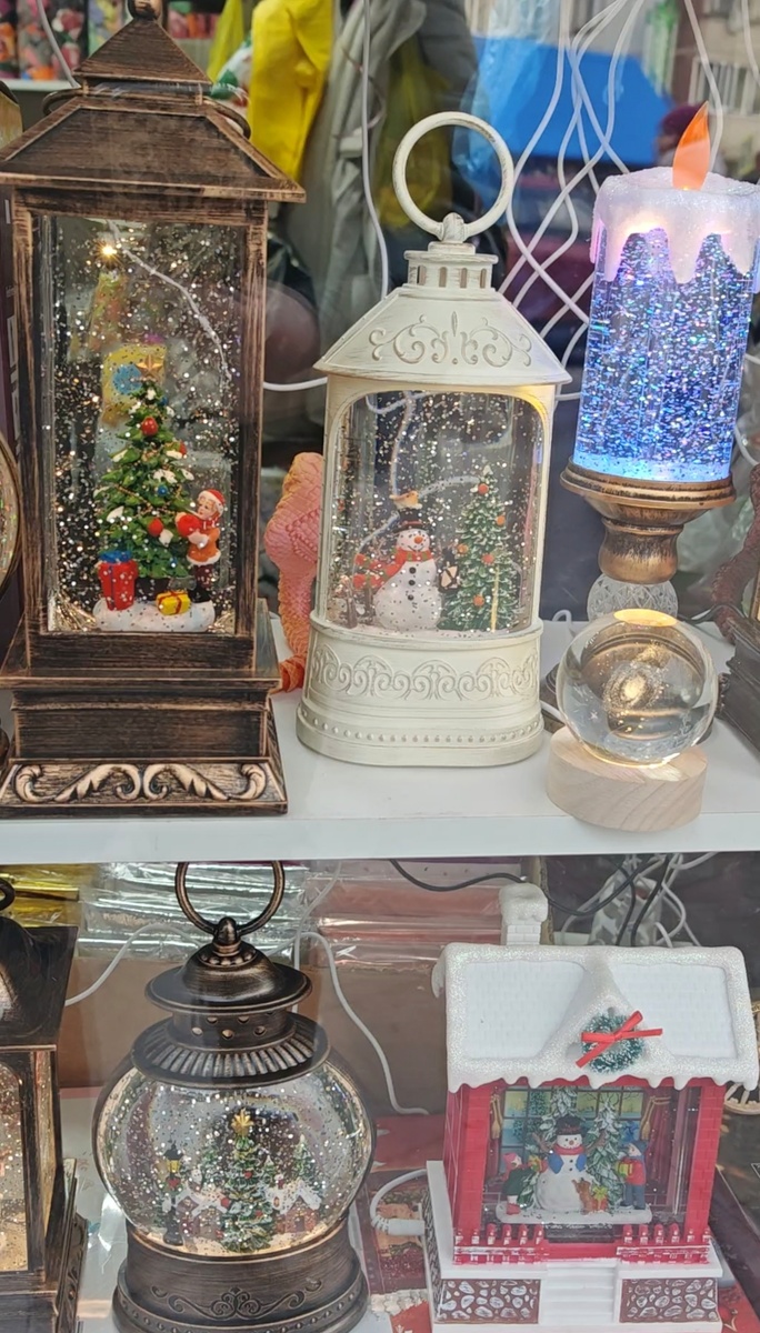 Витрина с новогодними фонарями😍