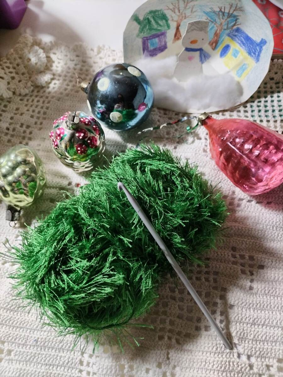 Пряжа для елочки "травка". 