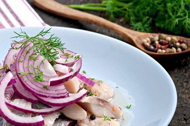    Рыба с луком. Фото: freepik/ timolina