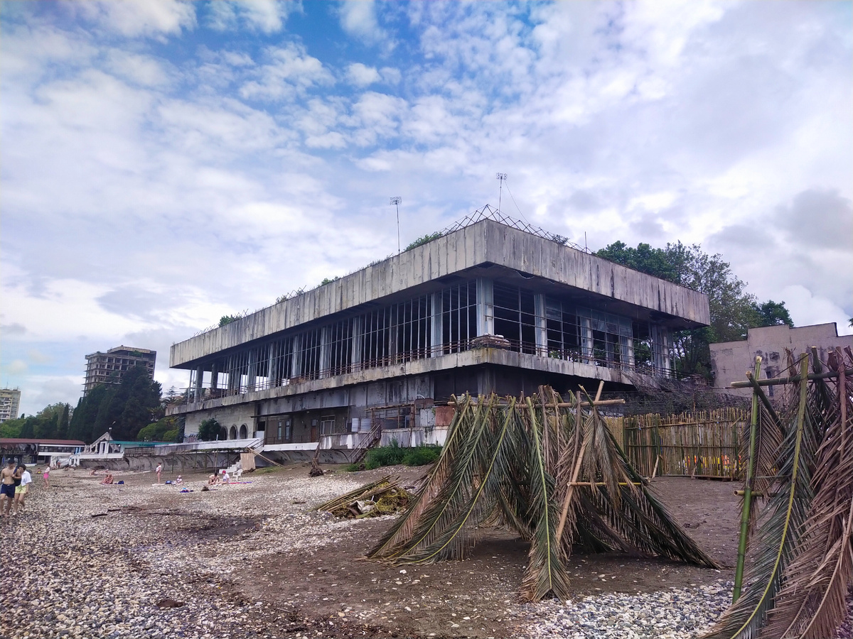 Стройка на территории пляжа санатория