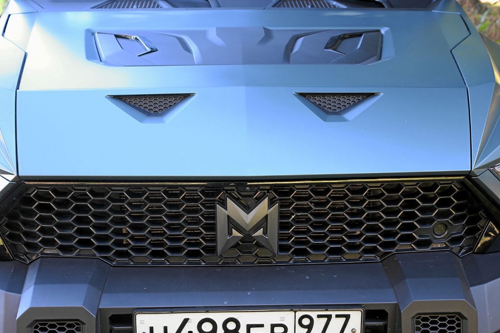 Дополняют свирепый облик матричные светодиодные фары.