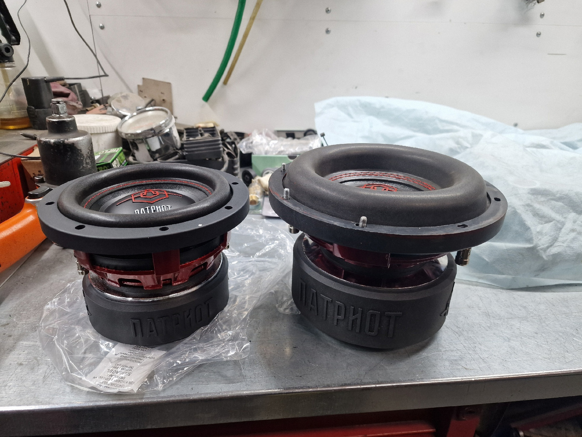 6.5 дюйма и 8 дюймов. овольно мощные сабвуферы в своей ценовой категории. Но и тяжелые