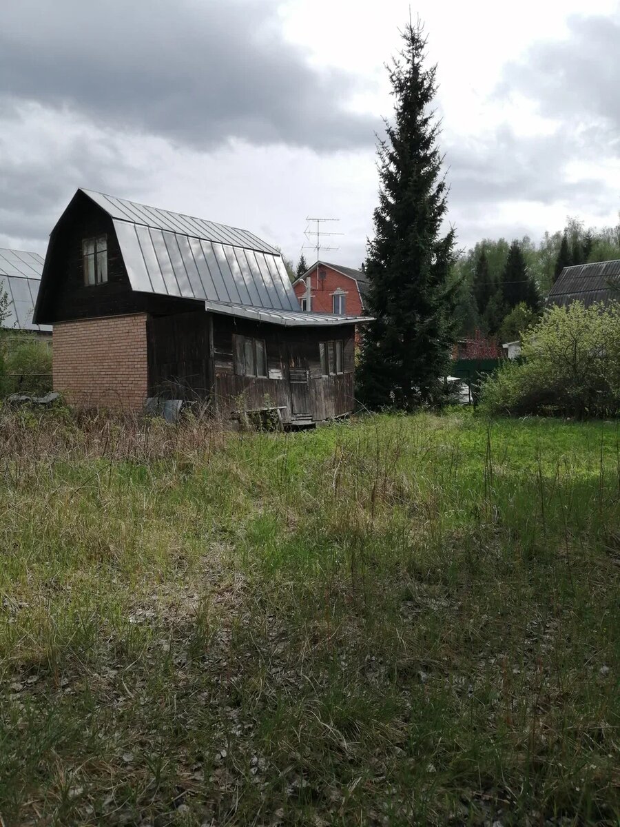 Небольшой, но кирпичный домик. Сразу вспоминается сказка про трёх поросят и их домики.