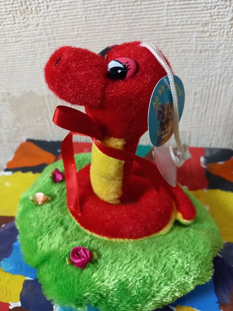 Вот эту выбрал. Она в жизни лучше выглядит, чем на фото автора. Портрет тоже не удался.