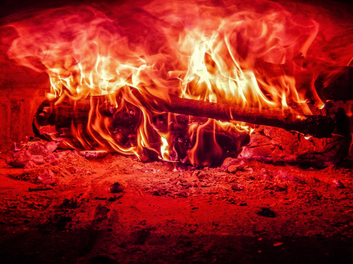 Печной огонь красного цвета указывает на приближающиеся морозы. Источник: pxhere.com