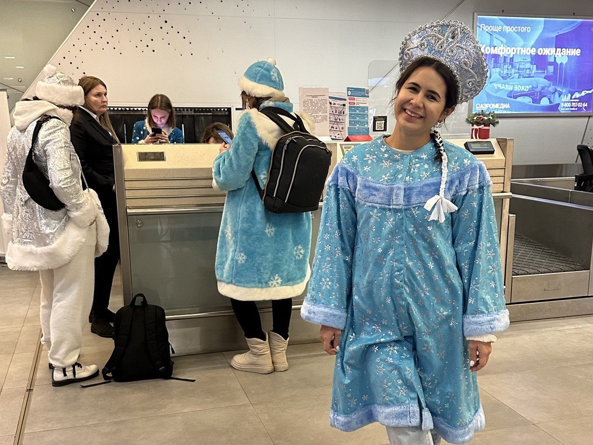 2.01.2024 приехала в аэропорт Екатеринбурга в костюме Снегурочки