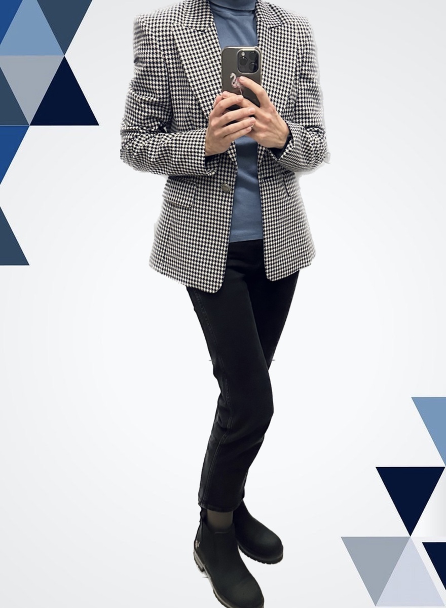 В офисе я придерживаюсь дресс-кода “smart casual”. Пятница - традиционный “casual day”.