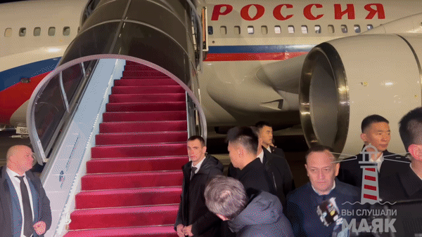    С какой целью Дмитрий Медведев столь неожиданно прилетел в Пекин? Ответ на этот вопрос мы едва ли узнаем. Видео: ТГ-канал "Вы слушали Маяк"