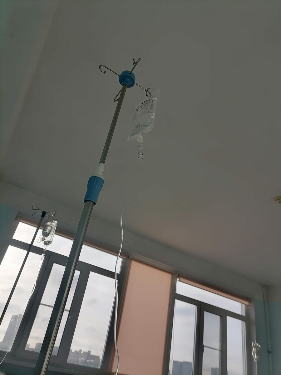 Я лежу, а натрий-хлорид втекает в меня через вену