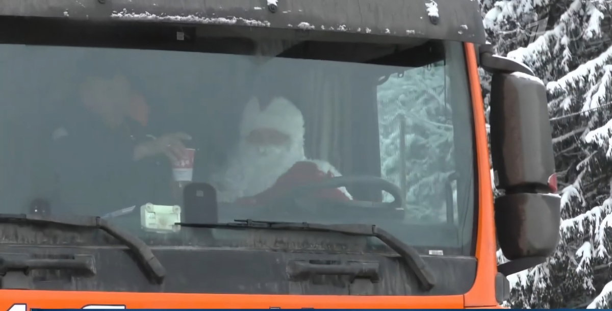 Дед Мороз везёт нам ёлку! Кадр из новостей.