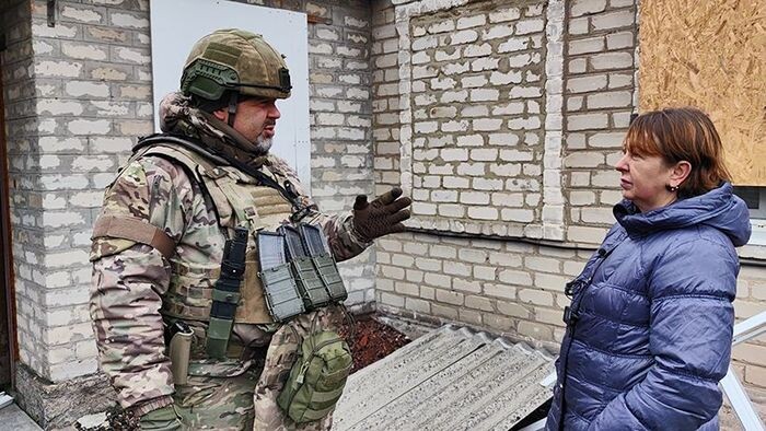 Председатель Международного общественного трибунала Максим Григорьев опрашивает соседей на месте убийства ВСУ семьи Масло в Селидове.