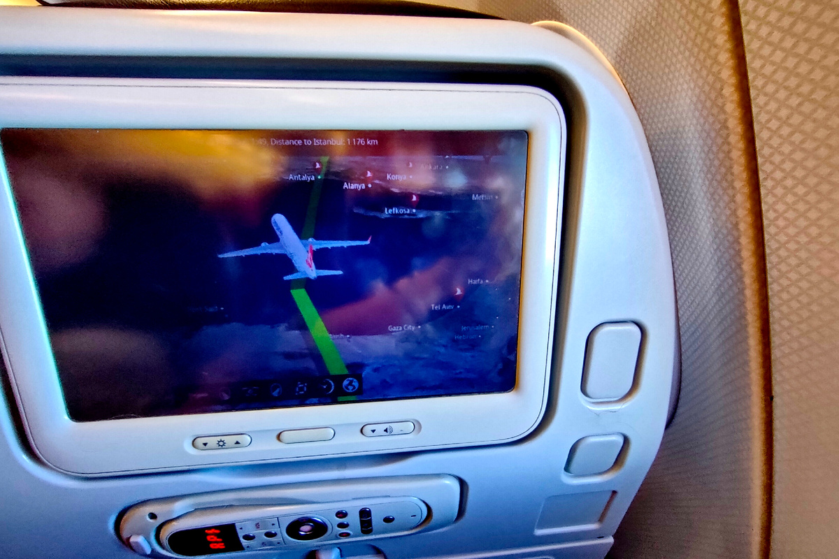 Страну И. традиционно облетаем, чтоб не задеть и краешком крыла