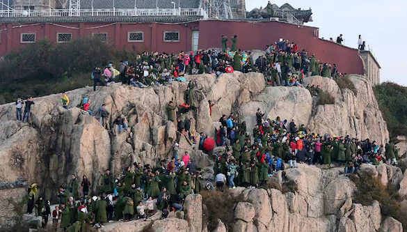 Типичные выходные на популярной скале в Китае, яблоку негде упасть