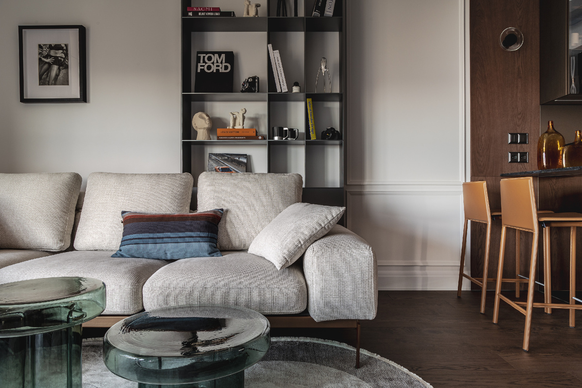 Паркетная доска от фабрики Coswick в цвете «Дуб Каменный ручей», APARTERRE Стеллаж, ARTWEL
Декоративная подушка из ткани HERMÈS, салон Luxury Living